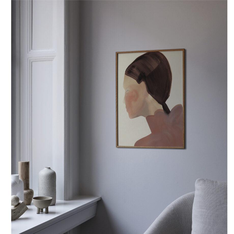 The Ponytail poster op witte muur vrouwenfiguur stoffig roze beige Paper Collective