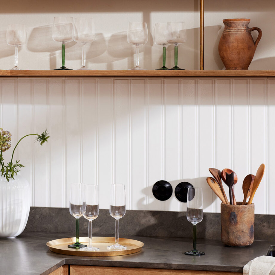 Hammershøi Champagneglazen op messing tray keuken