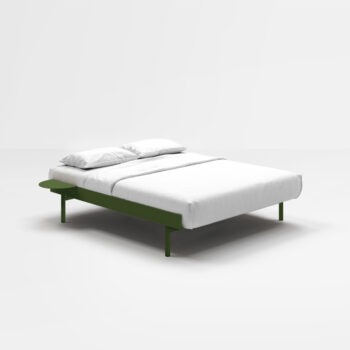 Moebe bed in Japan stijl met groene frame en nachttafel. Minimalistische tweepersoonsbed.
