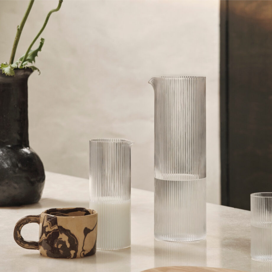 Ferm Living Ripple waterkan melkkan helder glas tafel