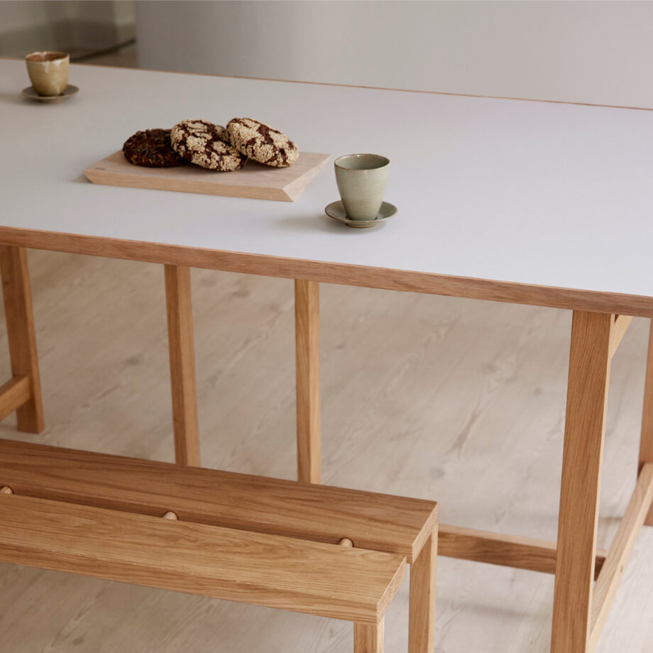 details Moebe eettafel Warm Beige linoleum eiken