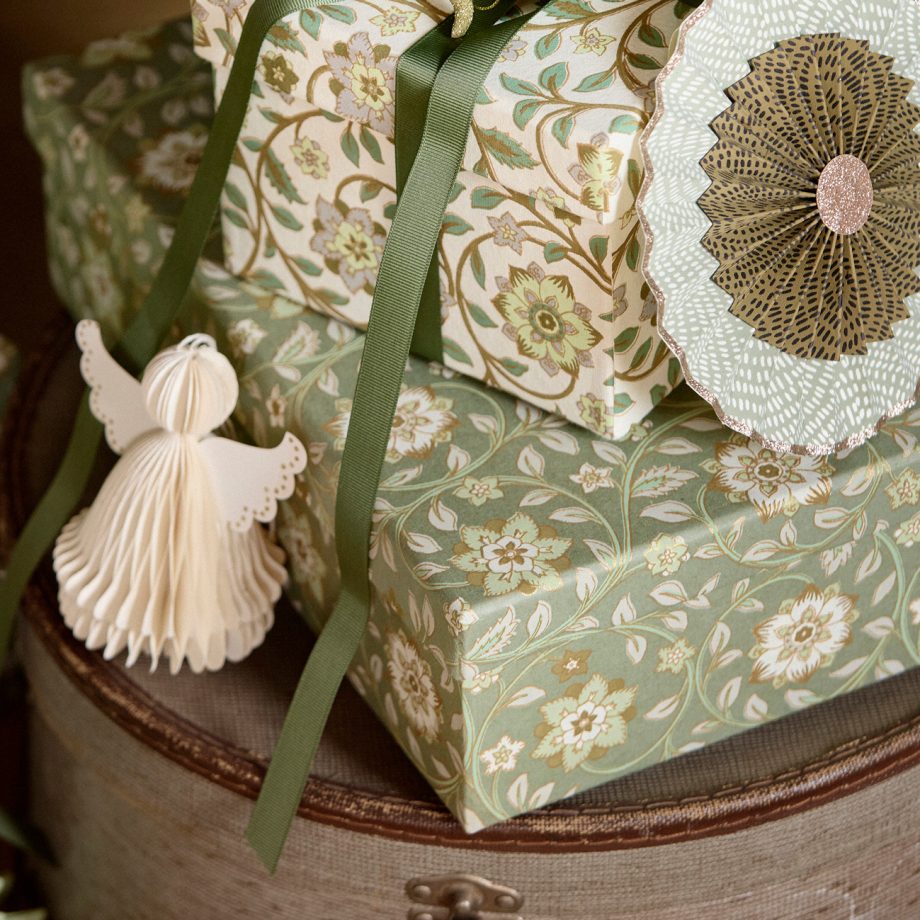 Feestelijke Cadeaus met Honeycomb Engel en Groen Decoratief Inpakpapie