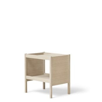 Form Refine Journal bijzettafel in wit eikenhout, met open opbergruimte voor tijdschriften en boeken, ideaal voor een lichte en moderne uitstraling in je interieur.