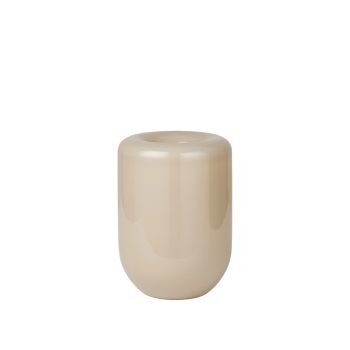 Beige glazen opal vaas van Kristina Dam Studio in een compacte, large uitvoering. Elegante, minimalistische vaas met zachte rondingen, ideaal voor een moderne en stijlvolle interieurdecoratie