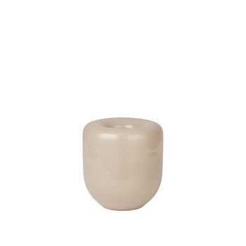 Beige glazen opal vaas van Kristina Dam Studio in een compacte, small uitvoering. Elegante, minimalistische vaas met zachte rondingen, ideaal voor een moderne en stijlvolle interieurdecoratie