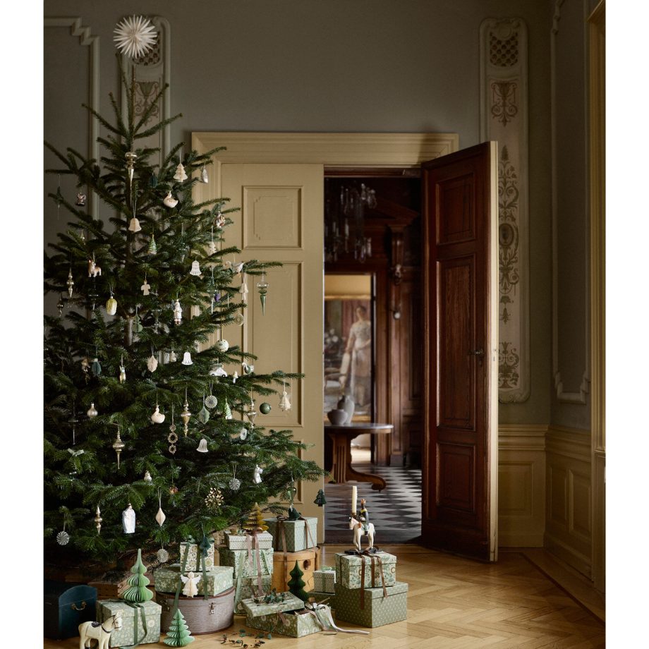 Verzierde kerstboom in off-white kleuren met papieren ornamenten en kersthangers