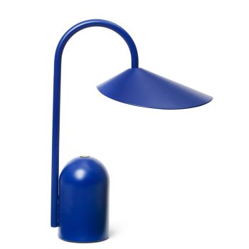 Ferm Living Arum Portable Lamp in blauw, een stijlvolle en draagbare tafellamp met gebogen frame en eigentijds design