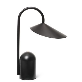 Ferm Living Arum Portable Lamp in zwart, een stijlvolle en draagbare tafellamp met gebogen frame en eigentijds design