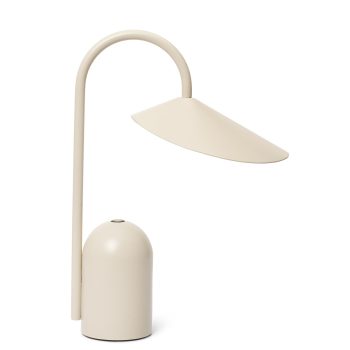 Ferm Living Arum Portable Lamp in beige, een stijlvolle en draagbare tafellamp met gebogen frame en eigentijds design