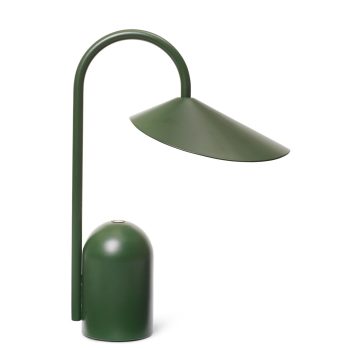 Ferm Living Arum Portable Lamp in groen, een stijlvolle en draagbare tafellamp met gebogen frame en eigentijds design
