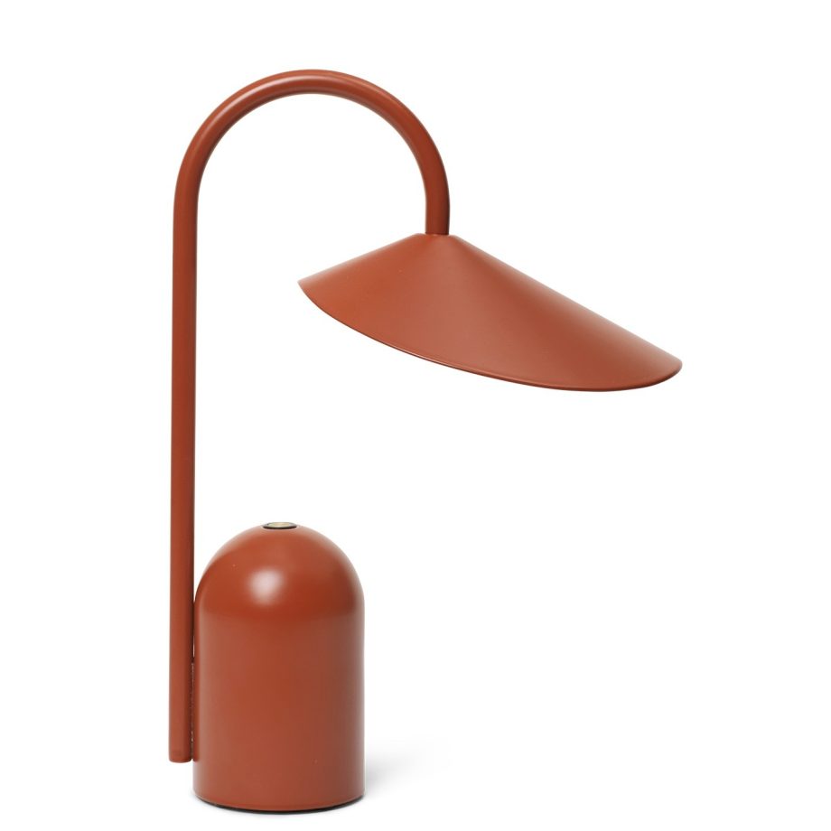 Ferm Living Arum Portable Lamp in rood roodbruin, een stijlvolle en draagbare tafellamp met gebogen frame en eigentijds design
