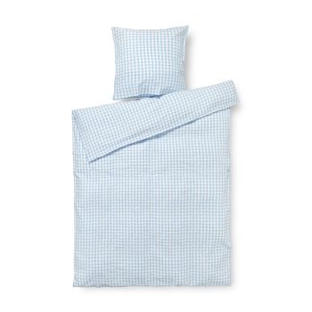 Juna Bæk & Bølge beddengoed met lichtblauw-wit geruit patroon, bestaande uit een kussensloop en dekbedovertrek, duurzaam vervaardigd voor een frisse en serene slaapkamerstijl.