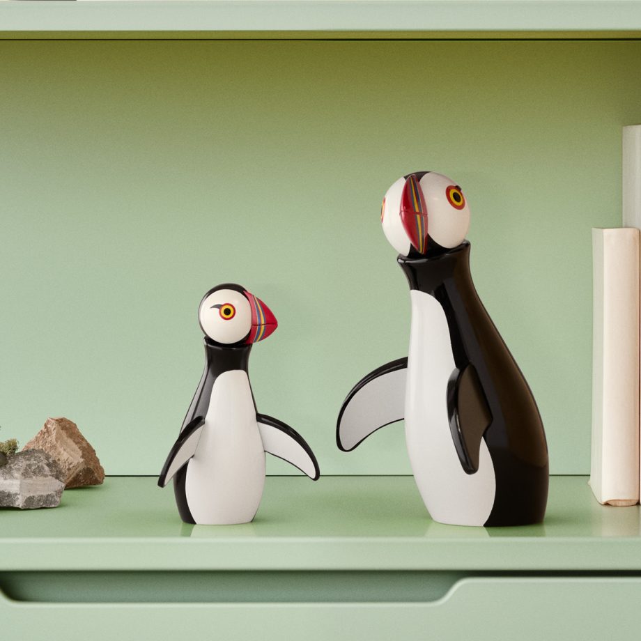 wee Kay Bojesen houten Puffin papegaaiduikers, een grote en een kleine, afgebeeld op een lichtgroene plank met decoratieve elementen. Tijdloos Scandinavisch design voor elke ruimte