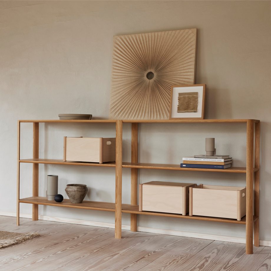 Form & Refine Leaf kast in eikenhout, ingericht met Pillar opbergboxen, decoratieve objecten en boeken, geplaatst tegen een neutrale muur voor een stijlvolle en minimalistische Japandi look.