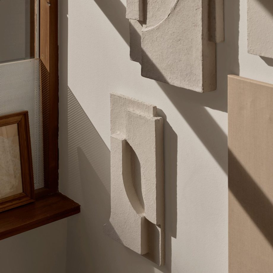 Kristina Dam Studio Serif Relief - Abstracte 3D-Wanddecoratie in Minimalistisch Interieur