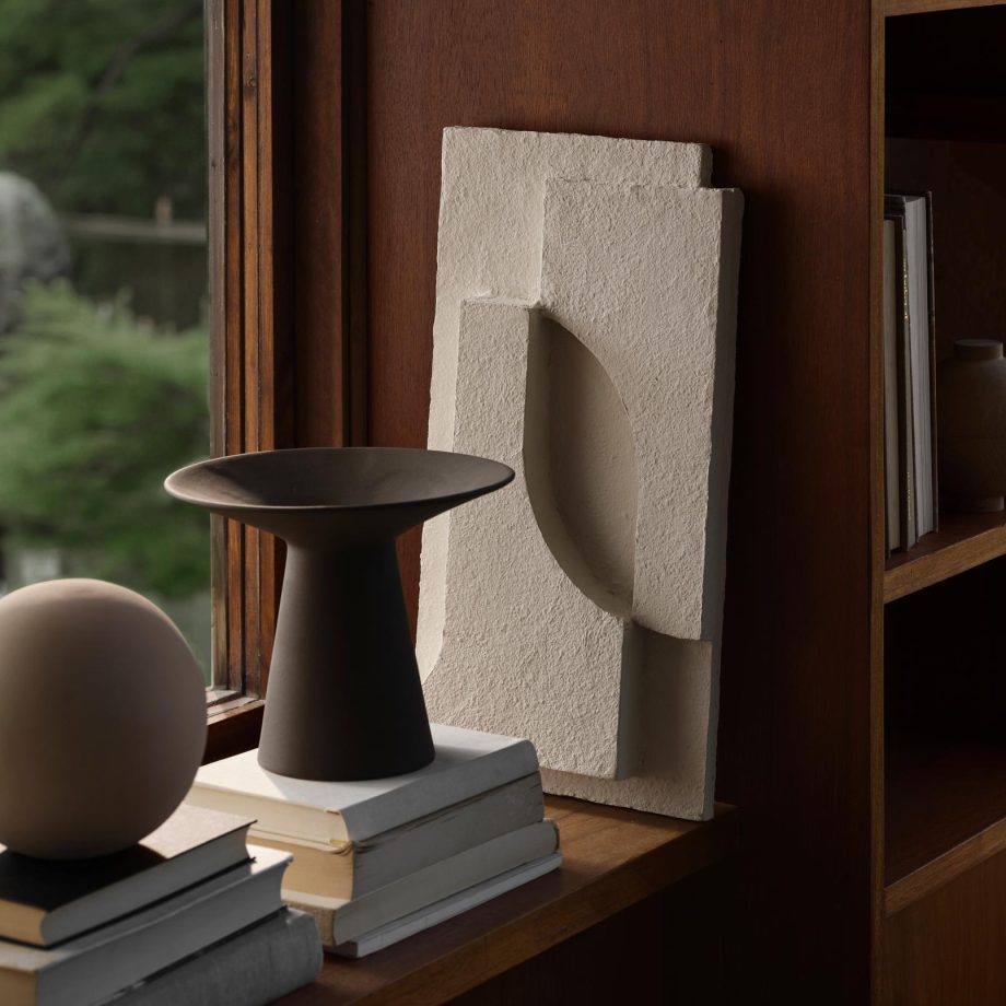 Kristina Dam Studio Serif Relief Small en Collar vaas Moderne Muurdecoratie in Stijlvol Interieur