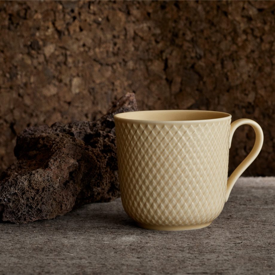 Lyngby Rhombe mok in een zachte marmerkleurige aardetint. Luxe porseleinen koffiemok met subtiele reliëfstructuur, perfect voor koffie of thee. Scandinavisch design servies.