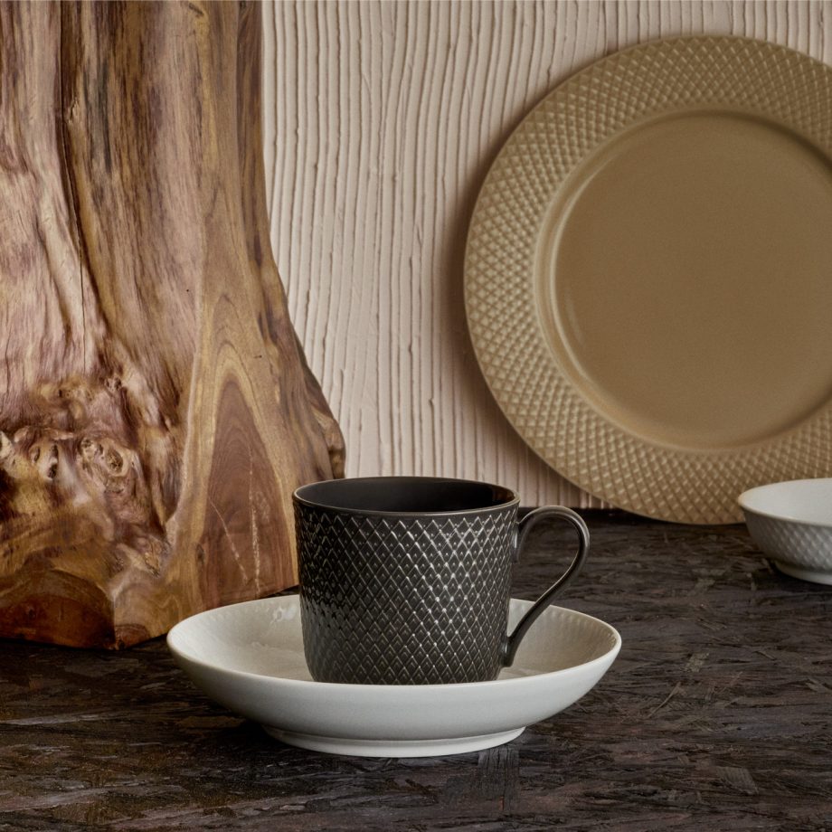 Lyngby Rhombe mok in een zachte antracietgrijze aardetint. Luxe porseleinen koffiemok met subtiele reliëfstructuur, perfect voor koffie of thee. Scandinavisch design servies.