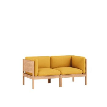 MOEBE modulaire 2-zitsbank met zijpanelen, vervaardigd uit massief eikenhout en bekleed met hoogwaardige stof in een gele kleur. Tijdloos Scandinavisch design, aanpasbaar en verkrijgbaar in diverse kleuren en stoffen voor een persoonlijke touch. Perfect voor moderne woonruimtes en duurzame interieurs.