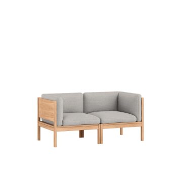 MOEBE modulaire 2-zitsbank met zijpanelen, vervaardigd uit massief eikenhout en bekleed met hoogwaardige stof in een warme lichtgrijze kleur. Tijdloos Scandinavisch design, aanpasbaar en verkrijgbaar in diverse kleuren en stoffen voor