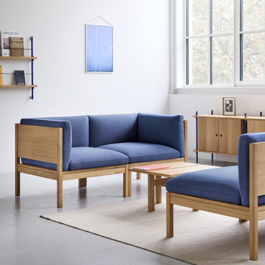 Stijlvolle Moebe Modular Sofa met blauwe stoffering en een massief eiken frame, perfect voor een moderne en minimalistische woonkamer. Dit modulaire design biedt flexibiliteit en comfort in elke ruimte.