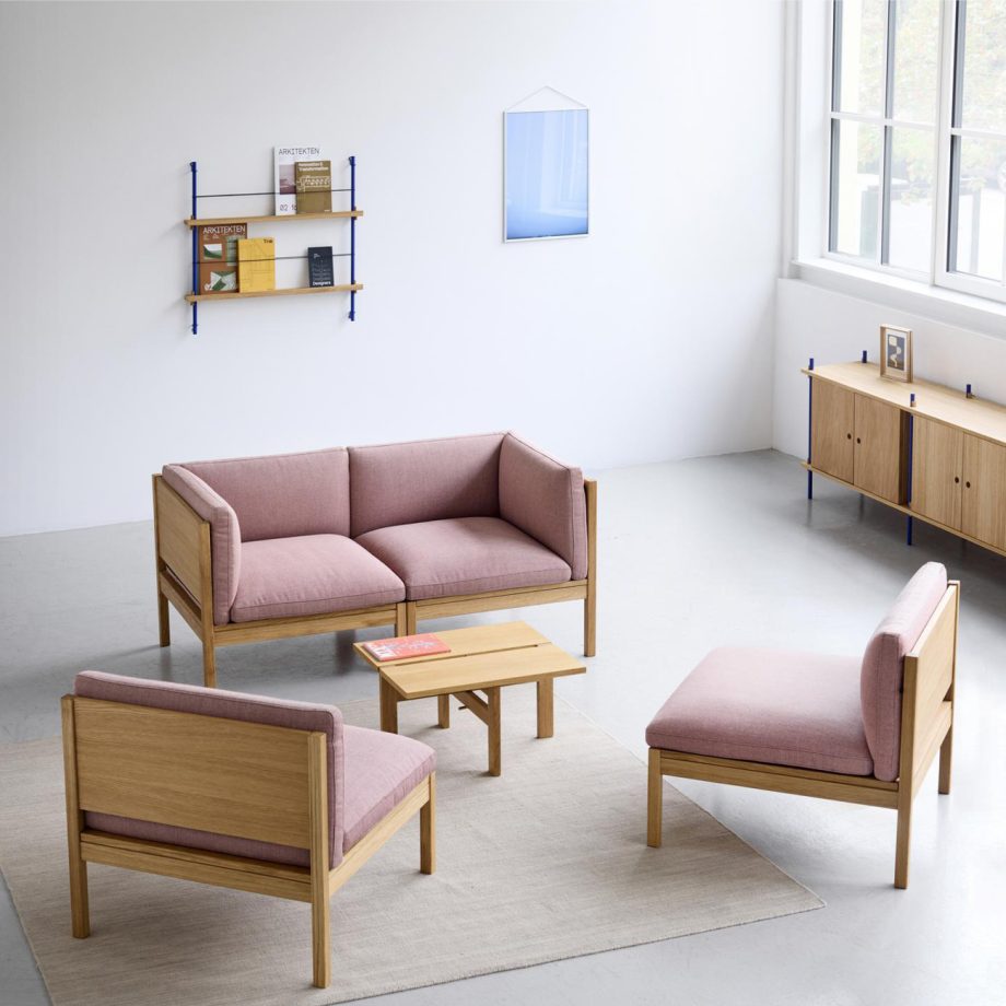 Modulaire bank en stoel van Moebe met eikenhouten frame en zachte roze bekleding. Moderne Scandinavische designbank in lichte minimalistische woonruimte.