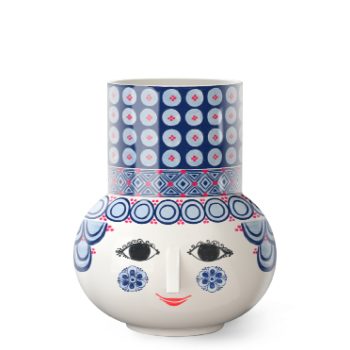 Bjørn Wiinblad Olga Vaas in blauw, een unieke keramische vaas met een speels gezicht en decoratieve patronen. Scandinavisch design met artistieke flair, perfect voor bloemen of als opvallend interieurstuk.