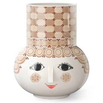 Grote Bjørn Wiinblad Olga Vaas in zandkleuren, een unieke keramische vaas met een speels gezicht en decoratieve patronen. Scandinavisch design met artistieke flair, perfect voor bloemen of als opvallend interieurstuk.