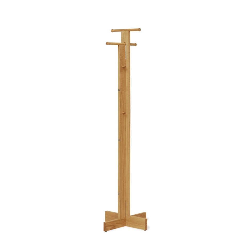 Form & Refine Foyer Coat Stand, een stijlvolle en functionele vrijstaande kapstok van massief eikenhout. Scandinavisch design met een minimalistische uitstraling, ideaal voor hal of entree