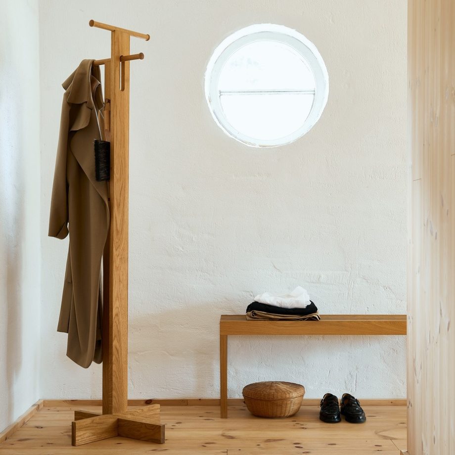 De Form & Refine Foyer Coat Stand kapstok en Lightweight Bench in massief eikenhout, perfect voor een minimalistische en Scandinavische entree. Stijlvolle en functionele halinrichting met duurzame materialen