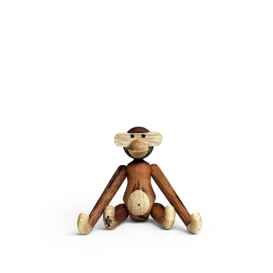 De Kay Bojesen Mini Monkey, een handgemaakt houten aapje met beweegbare ledematen, vervaardigd uit teakhout en limbahout. Dit iconische Deense designobject is een tijdloze decoratie en een perfect cadeau voor designliefhebbers.