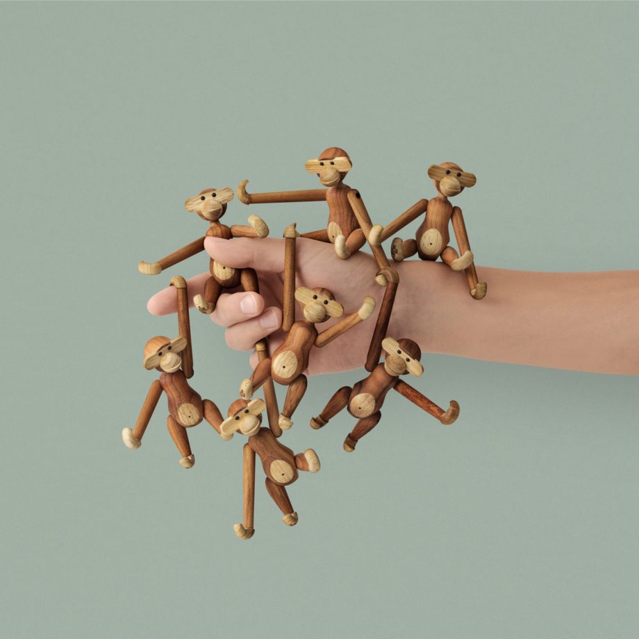 Een speelse compositie van Kay Bojesen Mini Monkeys, waar meerdere iconische houten aapjes zich vastklampen aan een hand. Dit Deense design klassieker, gemaakt van teakhout en limbahout, is een tijdloos verzamelobject en een perfect cadeau voor designliefhebbers.