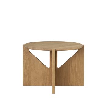 Kristina Dam Studio Simple Salontafel in warm eikenhout. Een minimalistische en moderne design tafel met geometrische vormen, perfect als statement piece in een Scandinavisch interieur. Ideaal als salontafel of bijzettafel.