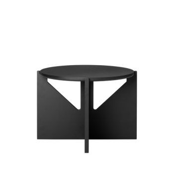 Kristina Dam Studio Simple Salontafel in zwart hout. Een minimalistische en moderne design tafel met geometrische vormen, perfect als statement piece in een Scandinavisch interieur. Ideaal als salontafel of bijzettafel.