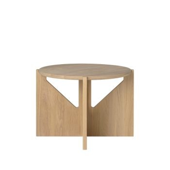 Kristina Dam Studio Simple Salontafel in licht eikenhout. Een minimalistische en moderne design tafel met geometrische vormen, perfect als statement piece in een Scandinavisch interieur. Ideaal als salontafel of bijzettafel.
