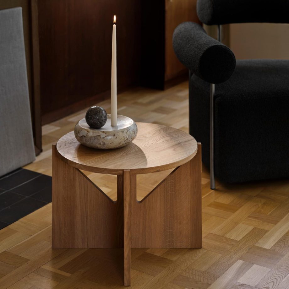 Stijlvolle Scandinavische woonkamer met de Kristina Dam Studio Simple Salontafel in eikenhout, gecombineerd met de Coherent Candle Sculpture kandelaar. Modern minimalistisch design met warme houttinten en luxe natuursteen accenten.