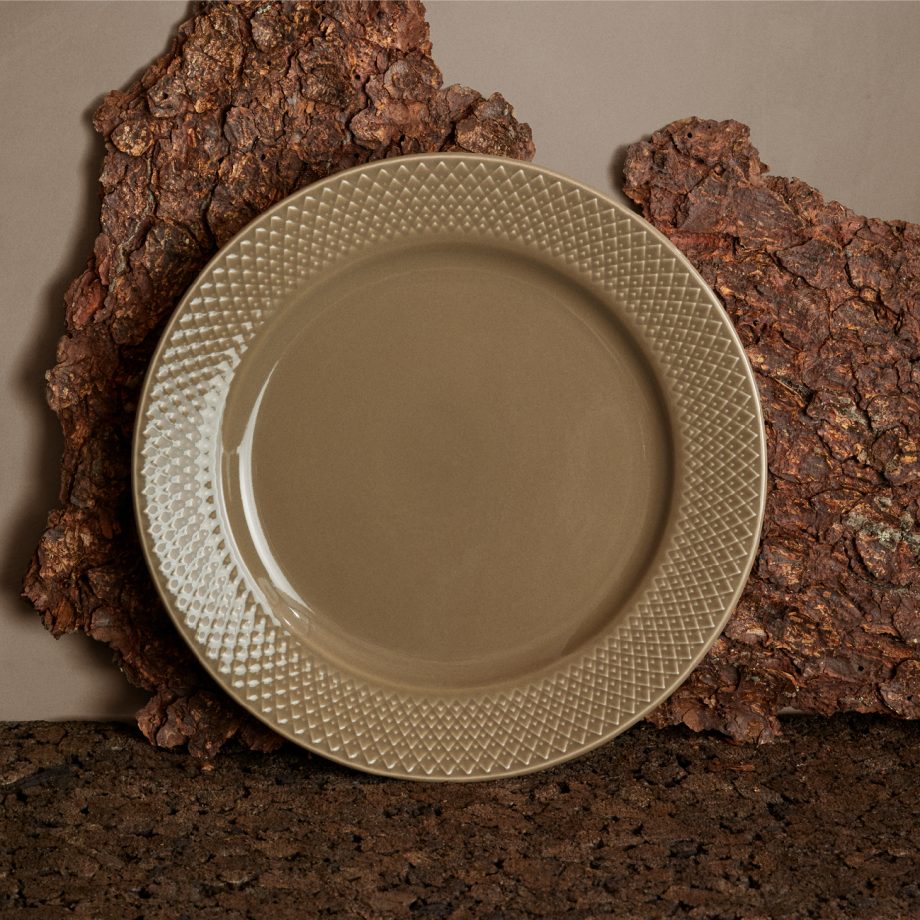 Lyngby Rhombe bord in een zachte clay aardetint. Luxe porseleinen lunchbord met subtiele reliëfstructuur. Scandinavisch design servies.