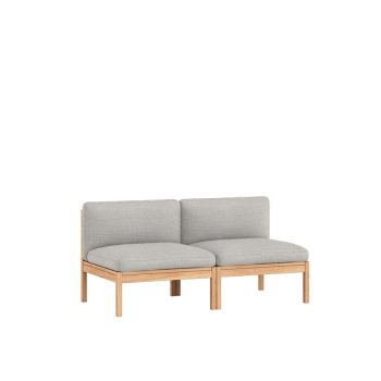 Minimalistische MOEBE Modular Sofa, tweezits bank zonder armleuningen, uitgevoerd in zacht lichtgrijze kvadradstof met een houten frame. Perfect voor een moderne, Scandinavische woonkamer.