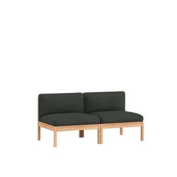 Minimalistische MOEBE Modular Sofa, tweezits bank zonder armleuningen, uitgevoerd in zacht antracietgrijze wollen kvadradstof met een houten frame. Perfect voor een moderne, Scandinavische woonkamer.