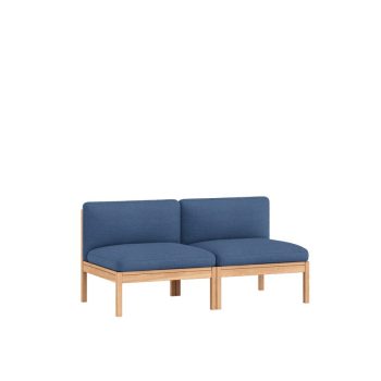 Minimalistische MOEBE Modular Sofa, tweezits bank zonder armleuningen, uitgevoerd in zacht blauwe kvadradstof met een houten frame. Perfect voor een moderne, Scandinavische woonkamer.