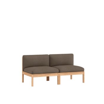 Minimalistische MOEBE Modular Sofa, tweezits bank zonder armleuningen, uitgevoerd in zacht bruine kvadradstof met een houten frame. Perfect voor een moderne, Scandinavische woonkamer.