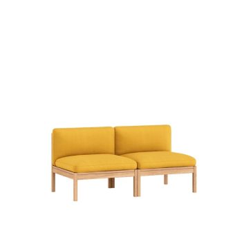 Minimalistische MOEBE Modular Sofa, tweezits bank zonder armleuningen, uitgevoerd in zacht gele kvadradstof met een houten frame. Perfect voor een moderne, Scandinavische woonkamer.