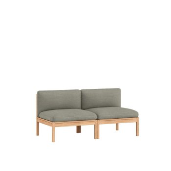 Minimalistische MOEBE Modular Sofa, tweezits bank zonder armleuningen, uitgevoerd in zacht wollen grijze kvadradstof met een houten frame. Perfect voor een moderne, Scandinavische woonkamer.