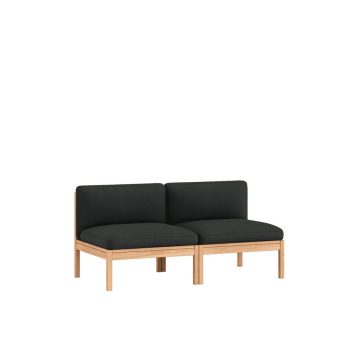 Minimalistische MOEBE Modular Sofa, tweezits bank zonder armleuningen, uitgevoerd in zacht zwarte kvadradstof met een houten frame. Perfect voor een moderne, Scandinavische woonkamer.