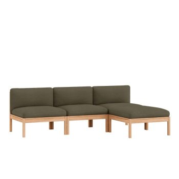 Stijlvolle MOEBE Modular Sofa, een 3-zits bank met chaise longue, zonder armleuning, uitgevoerd in duurzaam groen Re-wool 977 stof en een massief houten frame. Perfect voor een moderne, minimalistische woonkamer met Scandinavische uitstraling