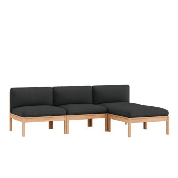 Stijlvolle MOEBE Modular Sofa, een 3-zits bank met chaise longue, zonder armleuning, uitgevoerd in duurzaam zwart Re-wool 793 stof en een massief houten frame. Perfect voor een moderne, minimalistische woonkamer met Scandinavische uitstraling