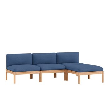 Stijlvolle MOEBE Modular Sofa, een 3-zits bank met chaise longue, uitgevoerd in duurzaam blauw Re-Wool 0767 stof en een massief houten frame. Perfect voor een moderne, minimalistische woonkamer met Scandinavische uitstraling