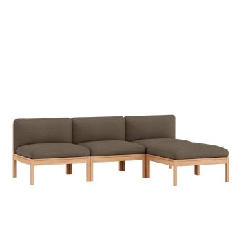 Stijlvolle MOEBE Modular Sofa, een 3-zits bank met chaise longue, uitgevoerd in duurzaam Bruin Autum 361 stof en een massief houten frame. Perfect voor een moderne, minimalistische woonkamer met Scandinavische uitstraling