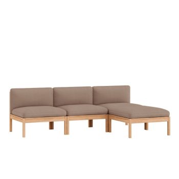 Stijlvolle MOEBE Modular Sofa, een 3-zits bank met chaise longue, uitgevoerd in duurzaam bruin Field 343 stof en een massief houten frame. Perfect voor een moderne, minimalistische woonkamer met Scandinavische uitstraling
