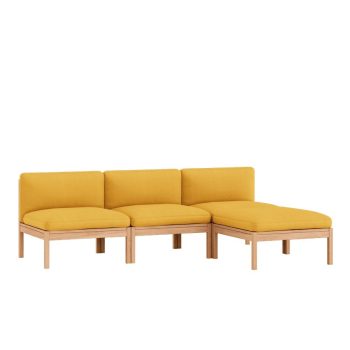 Stijlvolle MOEBE Modular Sofa, een 3-zits bank met chaise longue, zonder armleuning, uitgevoerd in duurzaam geel Field 463 stof en een massief houten frame. Perfect voor een moderne, minimalistische woonkamer met Scandinavische uitstraling